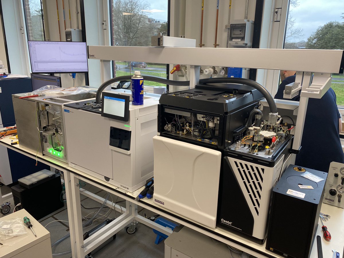 🚨Progress update!🚨 the guys from @MarkesInt & @SepSolve have been beavering away all week putting the GCxGC-MS together @UniofReading @UniRdg_CAF 🤓 it’s hooked up with H2, and the Centri robot is being assembled 🤖 we also have a colossal rail to allow 4 types of injection 😎