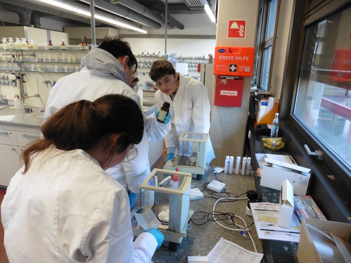 Sustainable Chemistry Centre Bayreuth (@suscentrebay) on Twitter photo Schülerpraktikum in der Anorganischen Chemie II. 9 Klasse, 21 Teilnehmer, 4 Stunden Versuche. Einige Schüler wiegen die Edukte für zwei lumineszierende Kupferkomplexe ab.
#UniBayreuth <a href="/unibt/">Universität Bayreuth</a> #Praktikum #Chemie #Chemiemachtspass Schülerpraktikum in der Anorganischen Chemie II. 9 Klasse, 21 Teilnehmer, 4 Stunden Versuche. Einige Schüler wiegen die Edukte für zwei lumineszierende Kupferkomplexe ab.
#UniBayreuth <a href="/unibt/">Universität Bayreuth</a> #Praktikum #Chemie #Chemiemachtspass