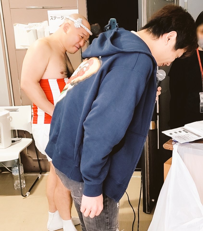 babechillinight's tweet photo. #バベチリナイト vol.2【Day2】のアーカイブ配信もついに明日で終了です‼️‼️
【Day1】は本日23:59まで‼️
もう一度、あの爆笑シーンをお見逃しなく🏃✨
❇️
【アーカイブ配信はこちら🖥】
https://t.co/mrKv1YBUcb
❇️
ちくのぼさん、緊張の舞台裏‥
この直立シーンは一体何をしている所でしょう‥？😋 https://t.co/wqHzkmq9zq