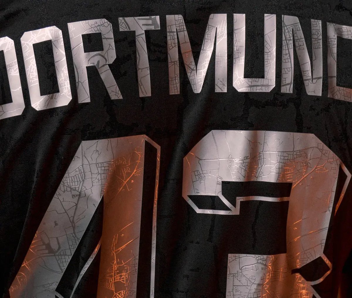 ActuFoot_'s tweet photo. 🚨 OFFICIEL !

Dortmund et Puma dévoilent un nouveau maillot spécial, qui sera porté ce week-end par les joueurs du BVB. ⚫️😍 https://t.co/F6qR9SM3Wj