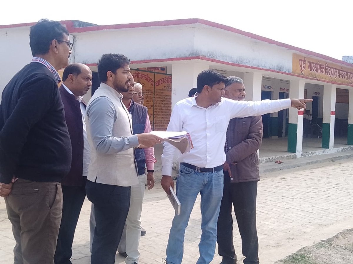 CdoSultanpur's tweet photo. जूनियर हाई स्कूल देवराजपुर, विकास खण्ड करौंदीकलां में निर्माणाधीन बाउण्ड्रीवाल का आकस्मिक निरीक्षण किया गया। निरीक्षण के दौरान सभी शिक्षक उपस्थित पाये गये। नियमित रूप से साफ-सफाई कराने के निर्देश दिये गये। @CMOfficeUP @UPGovt @UpRuralDev @SultanpurDm https://t.co/161xqvCZMU
