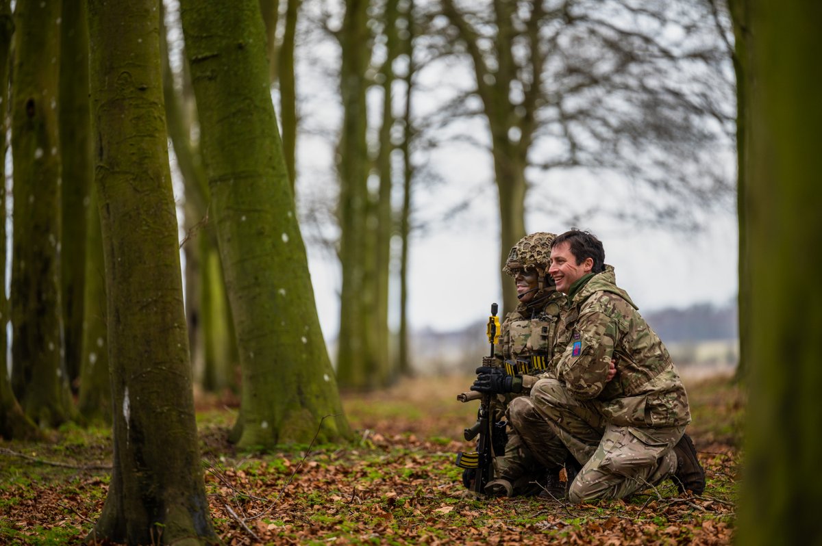 1_Regt_AAC's tweet photo. Whilst exercising on SPTA, 1AAC was visited by the 1st Avn BCT Comd, Brigadier Mark Ackrill. Whist on the ground he spoke to soldiers and received briefings surrounding the Regiment's activities  

@ArmyAirCorps 
@aacrecruiting 
@1st_AviationBCT 
#AviationRecce #IAmCombatAviation https://t.co/LSBlkPZph2