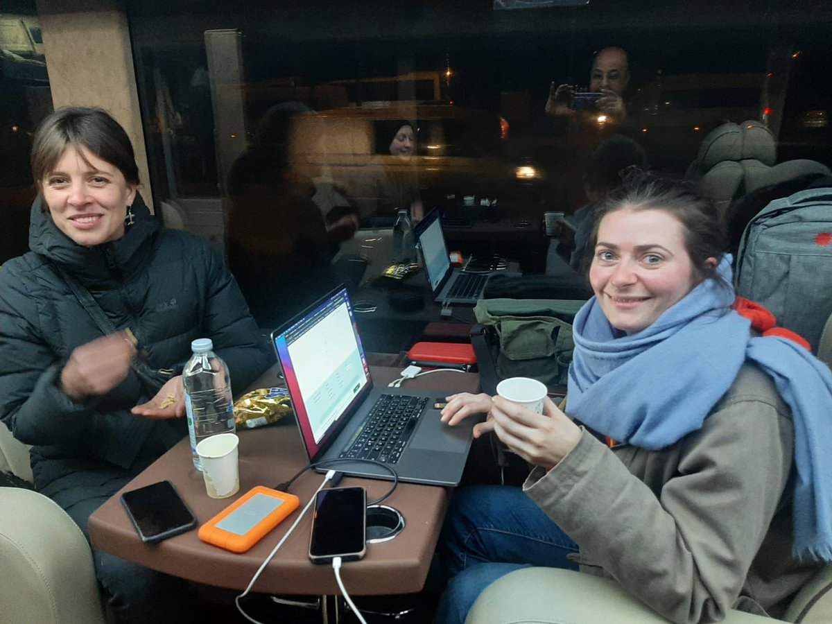 Deprem bölgesinde sahada görev yapan meslektaşlarımızın bir çok ihtiyacını karşılamak için ilk andan itibaren bölgede olan Medya-İş Sendikası otobüsleri; elektrik, haber geçme, sıcak çorba gibi önemli sorunları çözmede büyük destek sunuyor. Teşekkürler <a href="/medyais/">Medya İşçileri Sendikası</a>