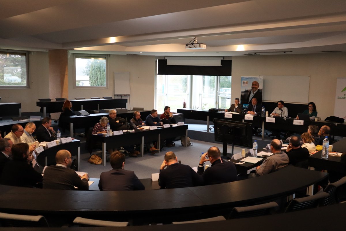 Ce matin, j'ai souhaité réunir à la <a href="/ChambreAgri86/">Chambre d'Agriculture Vienne 86</a> le milieu agricole pour échanger sur la thématique de : "Installation-transmission : aller vers plus d'agriculteurs et d'agricultrices ?" dans le cadre du Pacte-Loi d'Orientation Agricole.