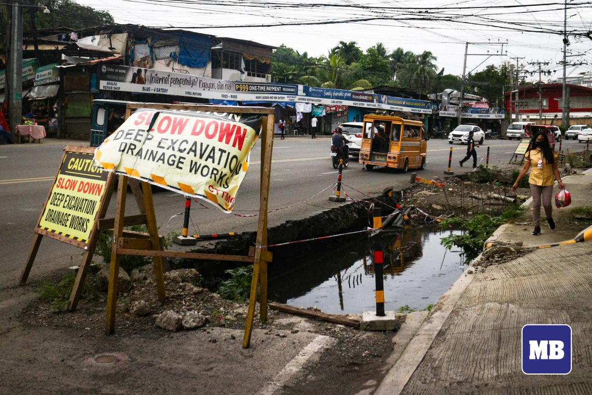 Manila Bulletin News on Twitter "LOOK Pedestrians walk beside an