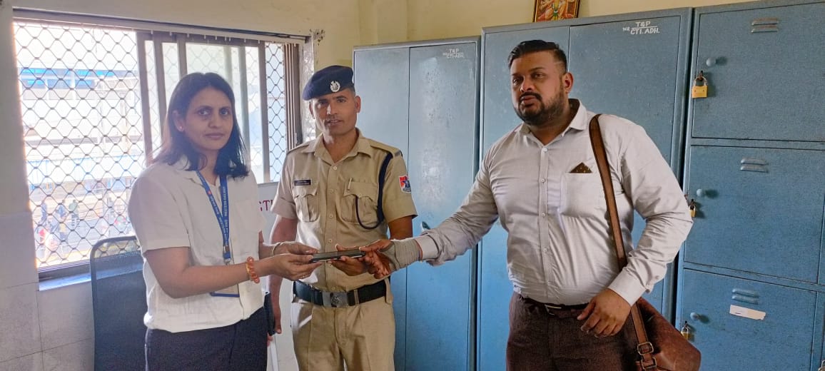 drmbct's tweet photo. Smt Harpreet K Dy CTI/Andheri while checking AC local (94024) of 10.36 am ex. Churchgate to Bhayander found a Mobile phone left behind on the seat. After Bandra, She took the phone, tried and managed to contact the passenger, and handed over mobile to him in presence of RPF- ADH. https://t.co/lz6mLksqUR