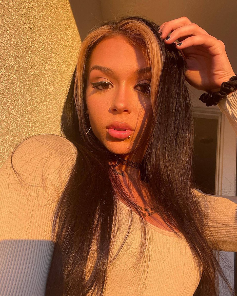 ForeverHeelCora's tweet photo. Morning, losers. I'll send your girl home whenever I feel like it. https://t.co/GE7CjdjQlt