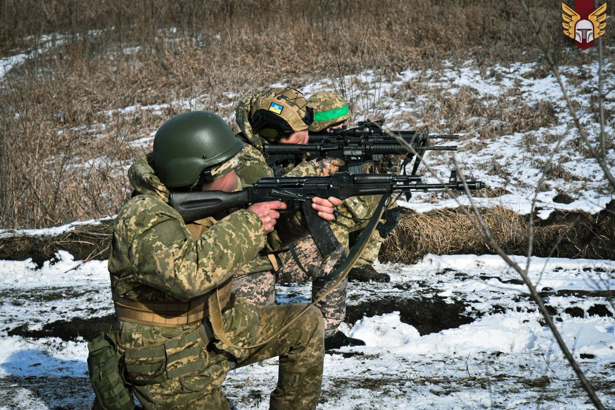 UKikaski's tweet photo. APU 46th Airmobile Brigade conducting training. Note M4's with Trijicon TA31RCO ACOG scopes alongside AK101's. The M4's fit but I would prefer seeing AK104's in the hands of airborne troops. #NATOization midstream...
#Ukraine
#UkraineRussiaWar️
#OSINT https://t.co/QgxMcZ9l1q