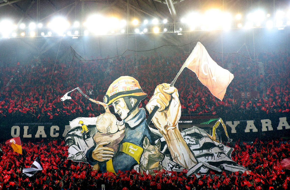filippothiery's tweet photo. La coreografia dei tifosi del Trabzonspor per i soccorritori del terremoto, compreso il cane Proteo, morto di sfinimento dopo aver salvato 2 persone. Lo striscione "staremo insieme, guariremo le nostre ferite" è accompagnato dallo sventolio di bandiere di tutte le squadre turche. https://t.co/Q1eG9OL2BD