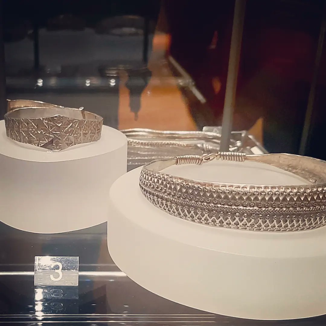 Armbands &amp; twisted braids of gleaming silver, found near aptly named Silverdale, Lancs. Among the greatest Viking-era hoards found in Britain, prob buried around 900 during unrest bw Danish settlers and local (Saxon) farmers. Found only in 2011. <a href="/LancsMuseums/">Lancashire Museums</a>
#FindsFriday