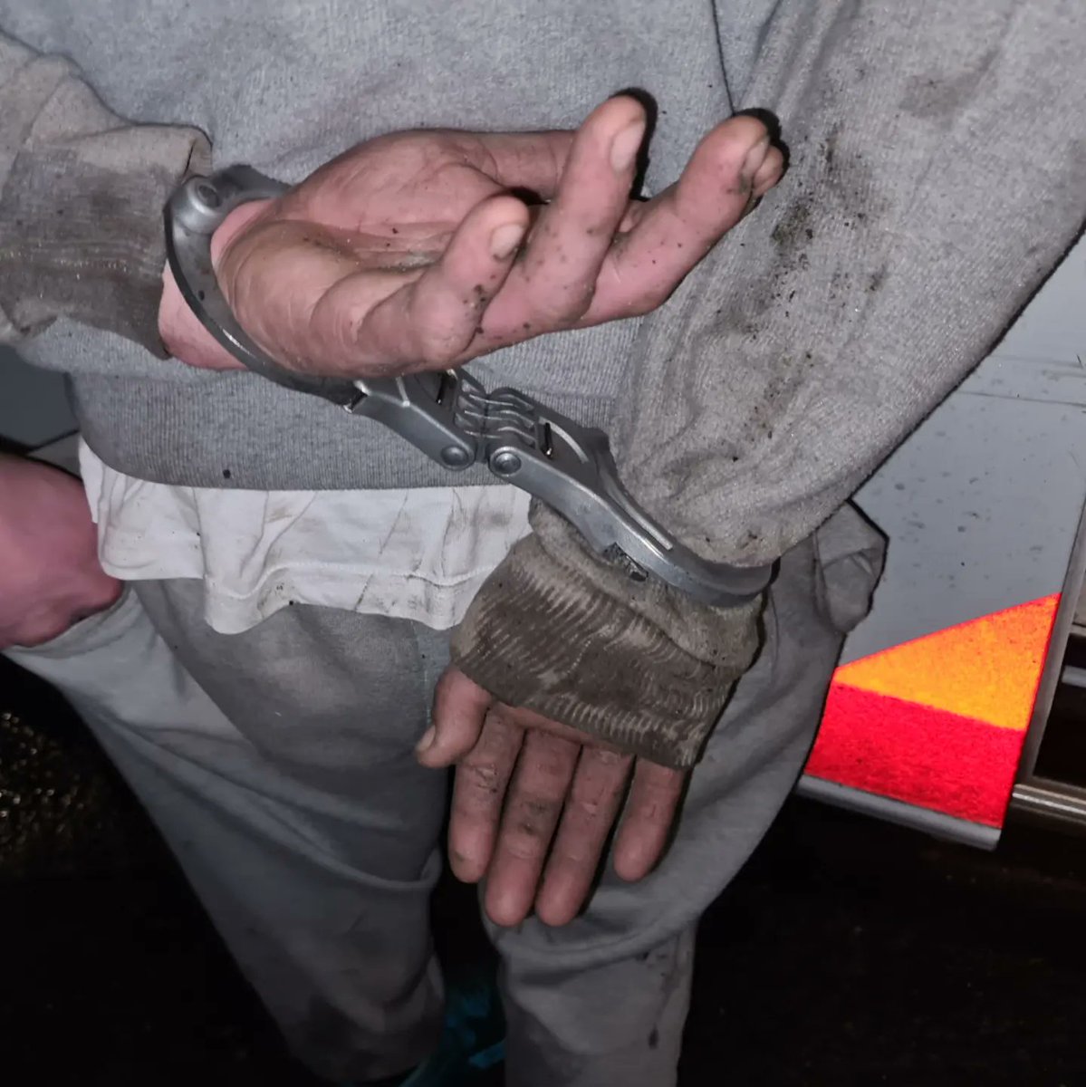 Gisterenavond hebben we een 34 jarige Dordtenaar aangehouden na een melding van een #inbraak in de Van Hoytemastraat in #Krispijn. De man is bij de woning aangehouden. Er bleek lood van het dak gestolen te zijn. De verdachte is ingesloten voor onderzoek. #Dordrecht <a href="/POL_Dordrecht/">Politie Basisteam Drechtsteden Binnen</a>