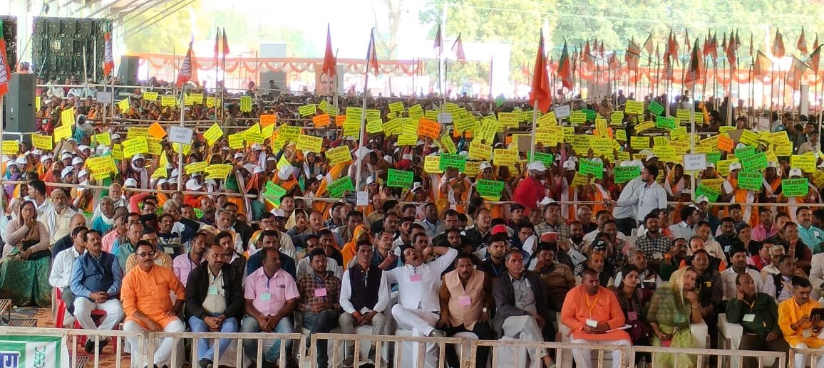 JansamparkMP's tweet photo. मुख्यमंत्री #लाड़ली_बहना_योजना के फार्म मार्च माह से भरे जायेंगे और मई में आवेदन की जांच होगी। जून महीने की 10 तारीख को योजना के अंतर्गत ₹1000 आपके खाते मे��� पहुंच जायेंगे: सीएम श्री @ChouhanShivraj 

#शिवराज_देंगे_आवासीय_जमीन 
 #MPVikasYatra https://t.co/l1L1hSgQoa