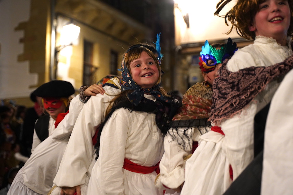 [Bideoa eta argazki galeria] 

Zirikatzen hasi dituzte inauteriak, aurten, musukorik gabe gainera. Ereintza Dantza Taldeko kideek ohiko Azeri Dantza eskaini zuten atzo, festari hasiera emanez

#Errenteria #Orereta <a href="/ereintzadantza/">Ereintza Dantza Taldea</a> 
oarsoaldea.hitza.eus/2023/02/17/bid…