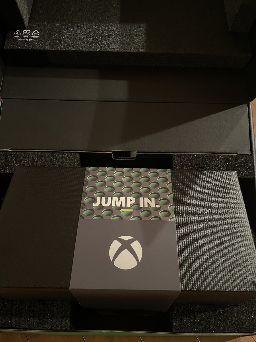 blackcherrytart's tweet photo. 念願のSeries Xゲットしました
2度目のJump In 🏃‍♀️💨
マジで嬉しい😭

これから遊んでいるゲームDLします

引き続き宜しくお願い致します

 #Xbox 
 #XboxSeriesX https://t.co/wlYOUc482i