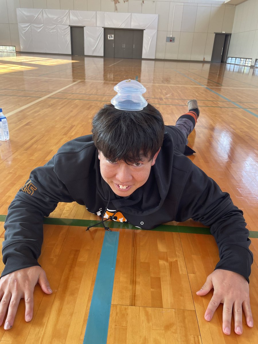 stretchcup's tweet photo. 【読売ジャイアンツ堀岡隼人投手&amp;畠世周投手】

キャンプ中の可愛いお写真をありがとうございます😊！
応援しております！！

#堀岡隼人 投手
#畠世周 投手
#ストレッチカップ
#最強のセルフケア
#おもしろ画像 
#ストレッチ
#セルフケア
#野球
#キャンプ
#投手
#肩甲骨
#胸郭 https://t.co/4g5ugjW81f