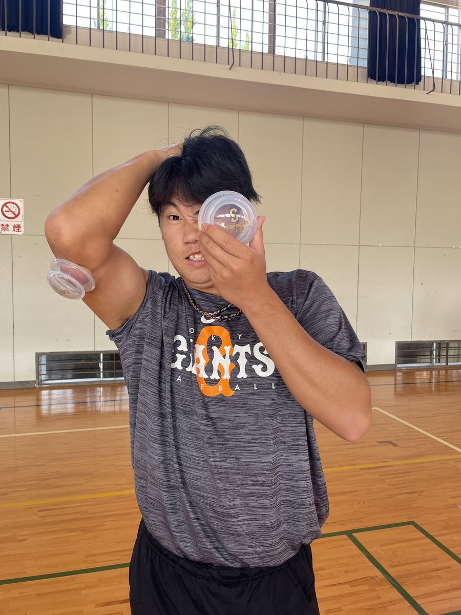 stretchcup's tweet photo. 【読売ジャイアンツ堀岡隼人投手&amp;畠世周投手】

キャンプ中の可愛いお写真をありがとうございます😊！
応援しております！！

#堀岡隼人 投手
#畠世周 投手
#ストレッチカップ
#最強のセルフケア
#おもしろ画像 
#ストレッチ
#セルフケア
#野球
#キャンプ
#投手
#肩甲骨
#胸郭 https://t.co/4g5ugjW81f