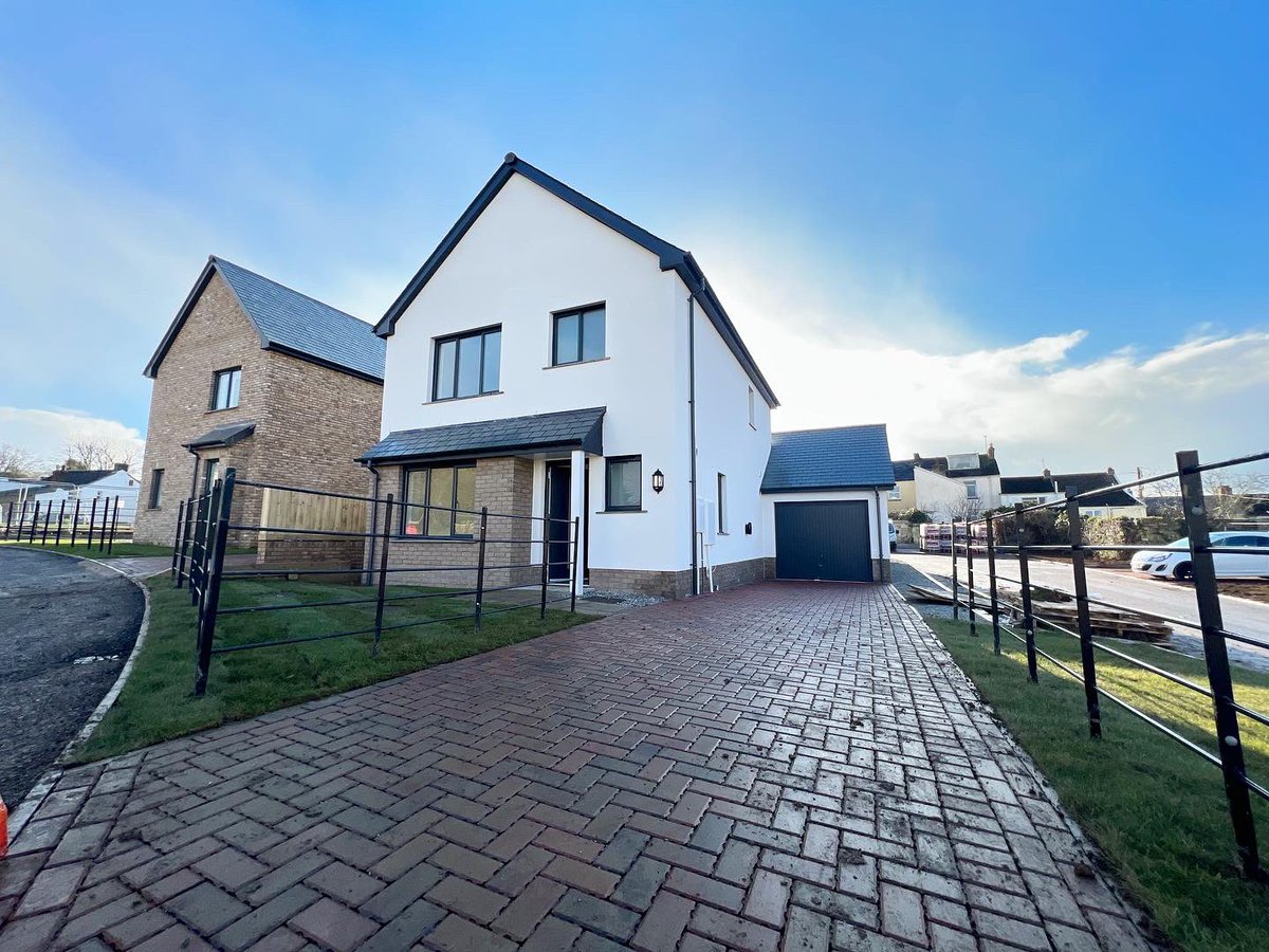 JSNorthDevon's tweet image. COMPLETION DAY! 🥂

It’s #movingday for the owners of this lovely new home on the #Highfields site in #Bickington today! 🥳🥂

We wish you every happiness in your stunning #newhome! 🏡

Happy #Friday, all! 🎉

#sold #completionday #congratulations #mazzardconstruction #landlink