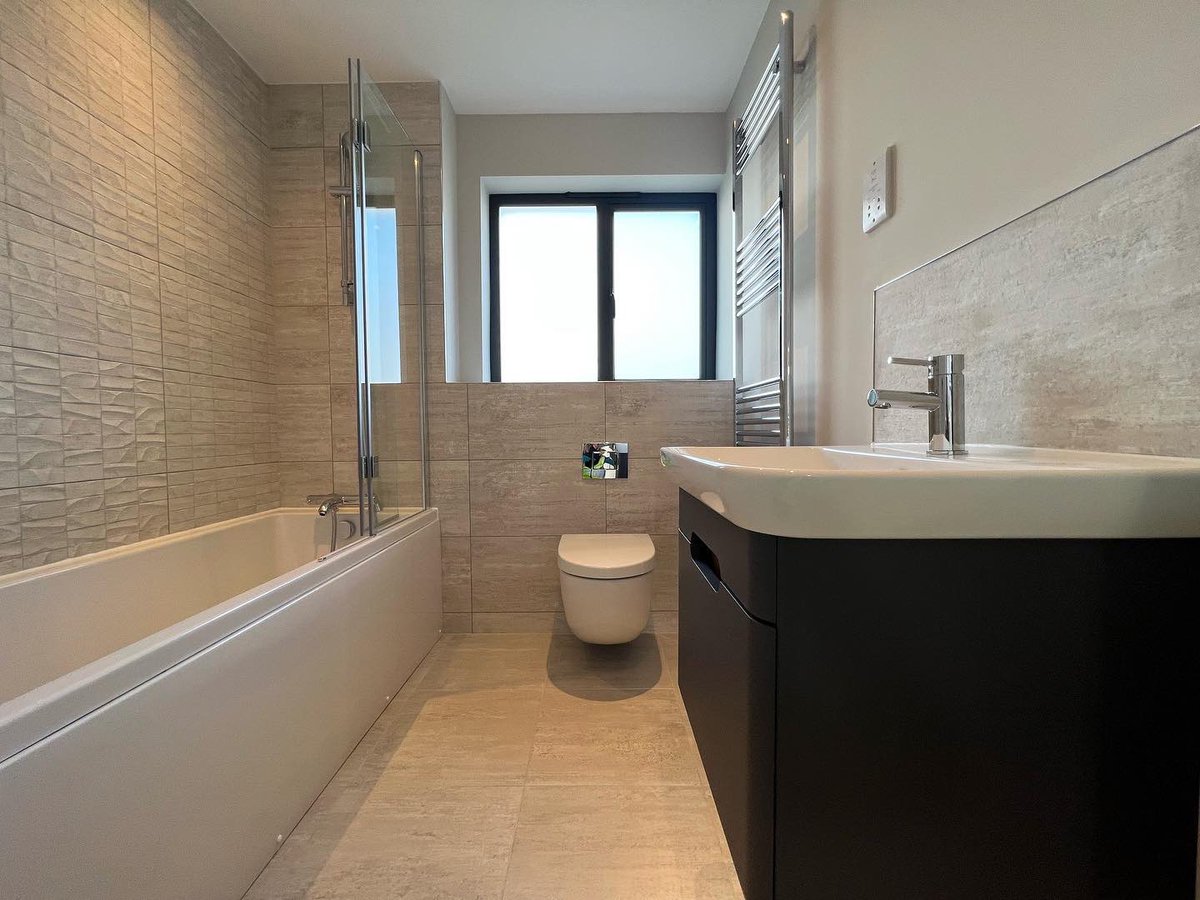 JSNorthDevon's tweet image. COMPLETION DAY! 🥂

It’s #movingday for the owners of this lovely new home on the #Highfields site in #Bickington today! 🥳🥂

We wish you every happiness in your stunning #newhome! 🏡

Happy #Friday, all! 🎉

#sold #completionday #congratulations #mazzardconstruction #landlink