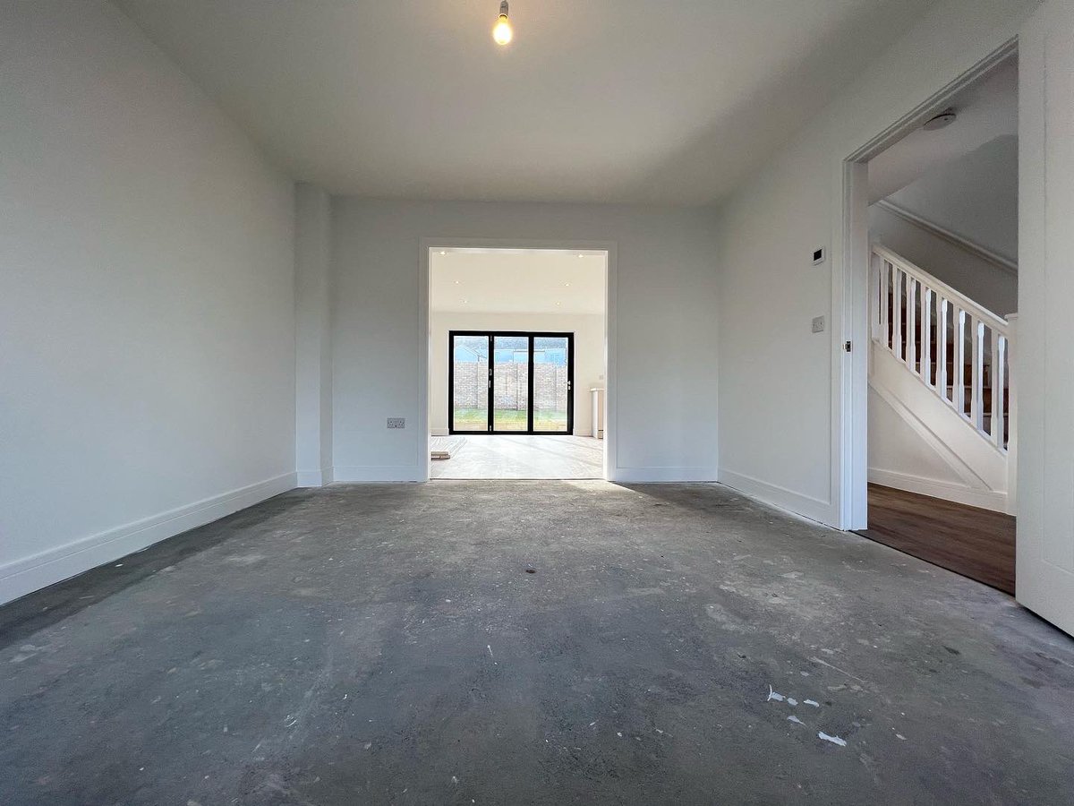 JSNorthDevon's tweet image. COMPLETION DAY! 🥂

It’s #movingday for the owners of this lovely new home on the #Highfields site in #Bickington today! 🥳🥂

We wish you every happiness in your stunning #newhome! 🏡

Happy #Friday, all! 🎉

#sold #completionday #congratulations #mazzardconstruction #landlink