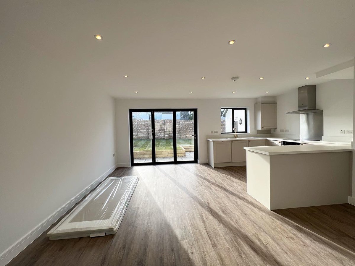 JSNorthDevon's tweet image. COMPLETION DAY! 🥂

It’s #movingday for the owners of this lovely new home on the #Highfields site in #Bickington today! 🥳🥂

We wish you every happiness in your stunning #newhome! 🏡

Happy #Friday, all! 🎉

#sold #completionday #congratulations #mazzardconstruction #landlink