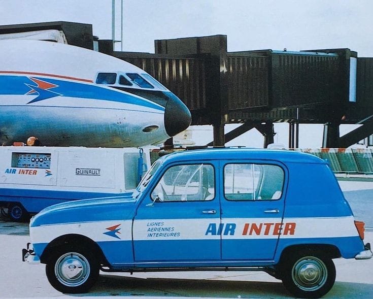 Rétro Cars Voiture ► Renault 3L♦Caravelle Air Inter♦ Toute une époque...les vols bleus..en transit à Orly dans les 70’s. La 3L aux services des 2 L ( les avions ) une R3 car elle n’à pas de vitre arrière !