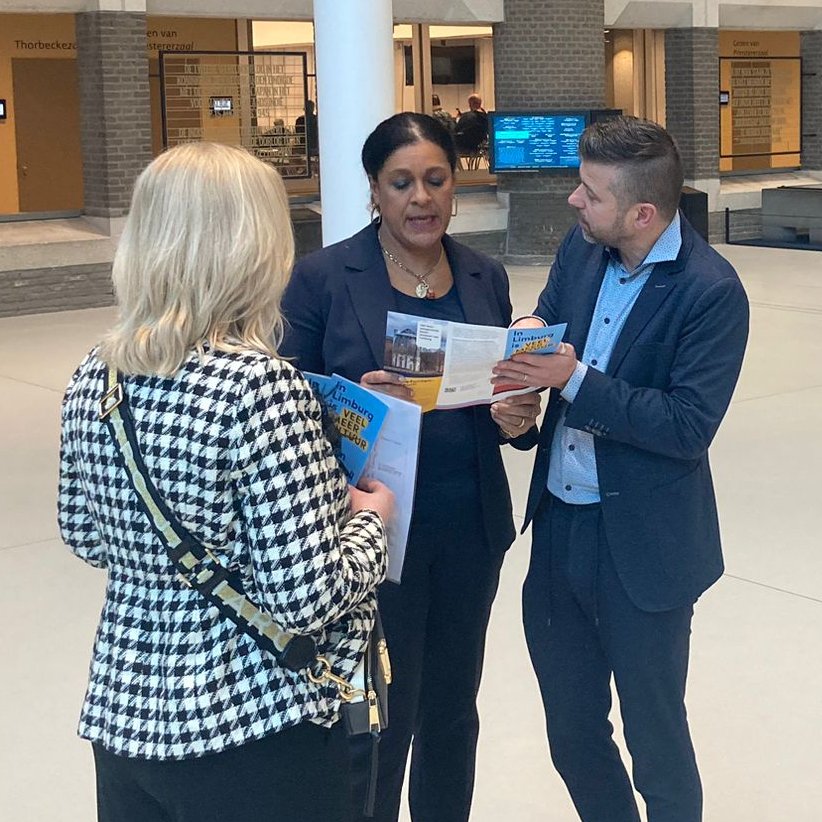 In Lim­burg is veel meer cul­tuur dan al­leen car­na­val. Gedeputeerden Gabriëls en Van Toorenburg reisden naar Den Haag om bij de Tweede Kamer aandacht en steun te vragen voor Limburgs cultuur en erfgoed. Lees meer over de actie en bekijk de pamflet op bit.ly/3I53Kvf