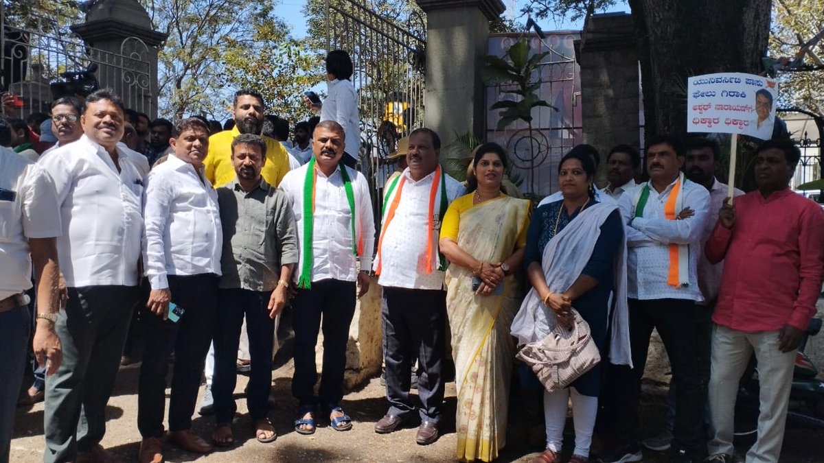 BKAnil_Kumar's tweet photo. ವಿ��ಕ್ಷ ನಾಯಕರಾದ  ಮಾನ್ಯ ಸಿದ್ದರಾಮಯ್ಯ ಅವರನ್ನು ಹೊಡೆದು ಹಾಕಿ ಎಂದು ಸಚಿವ ಅಶ್ವತ್ಥ ನಾರಾಯಣ ನೀಡಿರುವ ಹೇಳಿಕೆಯನ್ನು  ಖಂಡಿಸಿ ಬೆಂಗಳೂರು ಆನಂದರಾವ್‌ ಸರ್ಕಲ್‌ನಲ್ಲಿ  ನಡೆದ ಪ್ರತಿಭಟನೆಯಲ್ಲಿ 
#Protest #Bengaluru https://t.co/5xDGSNqGnQ