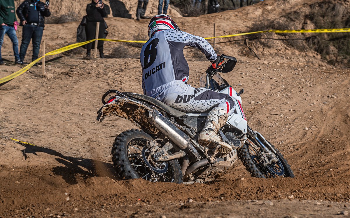 El potencial de la Ducati DesertX y @antoinemeo asombró y deleitó al público en el escenario de @bassellarace. Antoine libró una bonita batalla con @poltarres13 liderando 4 vueltas. Logró la P2 tras un lance de carrera y remontada épica. 💥🔥 🙌
#Ducati #DesertX #DreamWilder