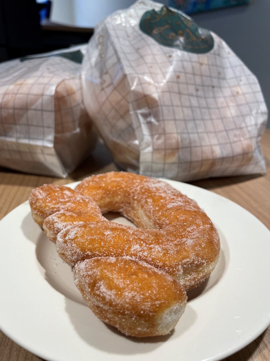 Fijne vastelaovend! ❤💛💚 Wij genieten op kantoor van een lekkere nonnevot.