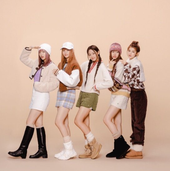 newjeansnews_'s tweet photo. no but how did miss hanni and danielle get that tall HAHAHAHA https://t.co/WeZH5kiIMy