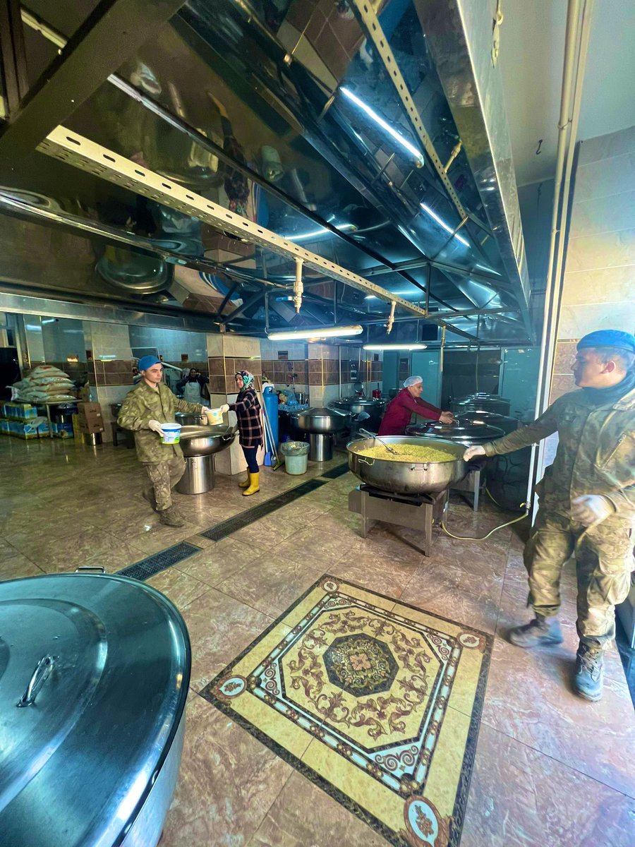 Kahta’da depremzedelerimiz için günlük 50 bin sıcak yemek üretimimiz devam ediyor. Uzun süreli olarak bu hizmetimizi devam ettirebilmemiz için hayırsever yardımlarının Bakliyat-Et öncelikli olması önemli.
<a href="/kaymakamkahta/">Kahta Kaymakamlığı</a>