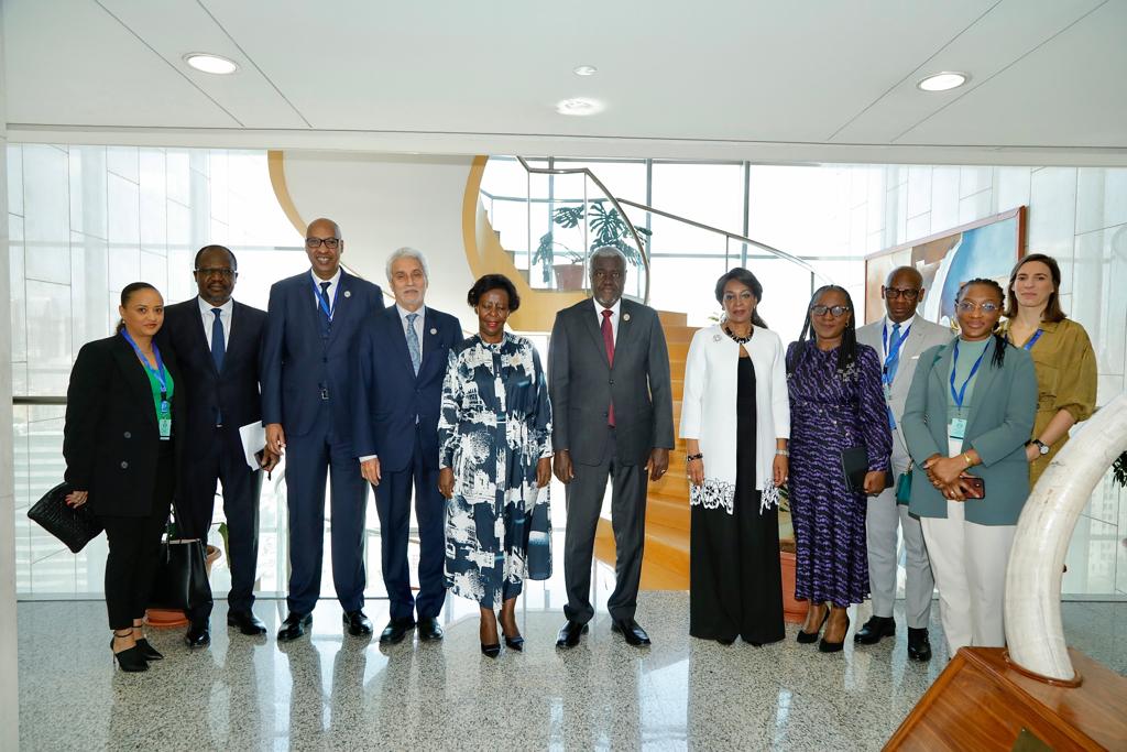 Moussa Faki Mahamat (@auc_moussafaki) on Twitter photo Heureux de recevoir aujourd'hui la Secrétaire générale de l'<a href="/OIFrancophonie/">La Francophonie</a> <a href="/LMushikiwabo/">Louise Mushikiwabo</a> au siège de l'UA pour la signature d'un Accord Cadre de Coopération entre nos deux institutions pour approfondir notre partenariat et faire avancer notre agenda commun. Heureux de recevoir aujourd'hui la Secrétaire générale de l'<a href="/OIFrancophonie/">La Francophonie</a> <a href="/LMushikiwabo/">Louise Mushikiwabo</a> au siège de l'UA pour la signature d'un Accord Cadre de Coopération entre nos deux institutions pour approfondir notre partenariat et faire avancer notre agenda commun.