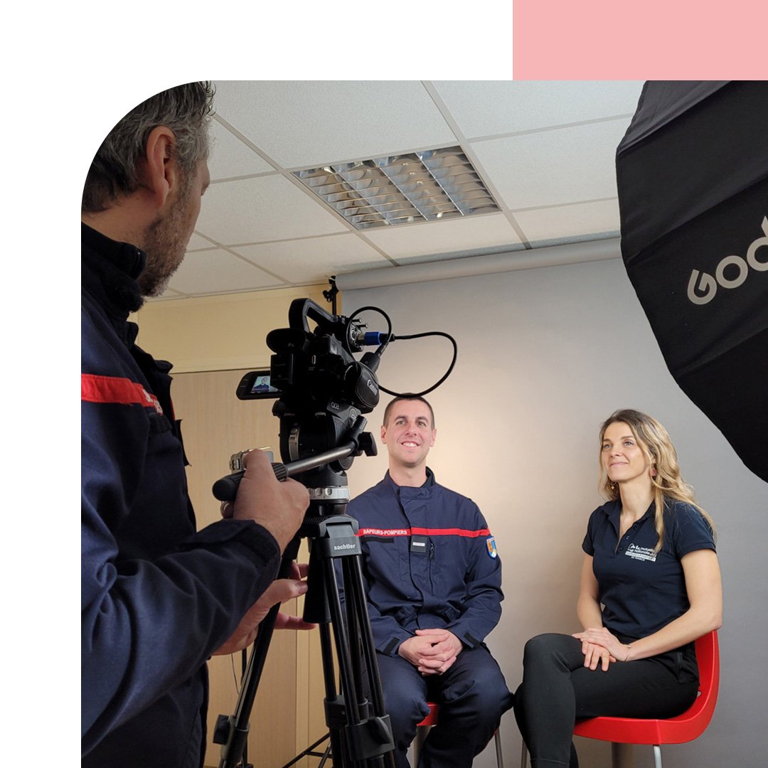 DANS LES COULISSES d’un tournage📽️ à la MNSPF pour présenter le contrat groupe santé, de sa mise en place aux dispositifs de participation et avantages pour les adhérents qu’ils soient SPV ou fonctionnaires. Avec <a href="/BenoitMNSPF/">Benoit TRONGUET MARTY</a> et <a href="/HELOISE_R_MNSPF/">ROUMEGOUX Heloïse</a> 
#mutuelle#pompiers 📽️X. Rivière