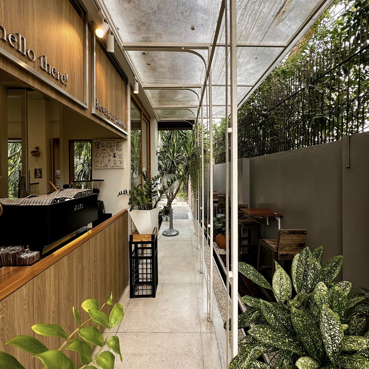 gocafethailand's tweet photo. 𝑾𝒉𝒂𝒅𝒅* ☕️🌳
ชอบมากก เจอโฮมคาเฟ่น่ารักๆบรรยากาศดีๆ mood&amp;tone สบายตา ซ่อนตัวอยู่ในซอยแบริ่ง 
ที่ร้านจะมีทั้งเครื่องดื่มและเบเกอรี่ ราคาไม่แรง ที่นั่งภายในร้านจะมีทั้งในห้องแอร์และมุมสวนด้านนอก บรรยากาศร่มรื่นมาก มานั่งพักผ่อนชิลๆ ฮีลใจสุด 🤍 📍ลาซาลซอย 8 แยก4 หร���อแบริ่ง ซ.3 https://t.co/le7LSC4Z7T