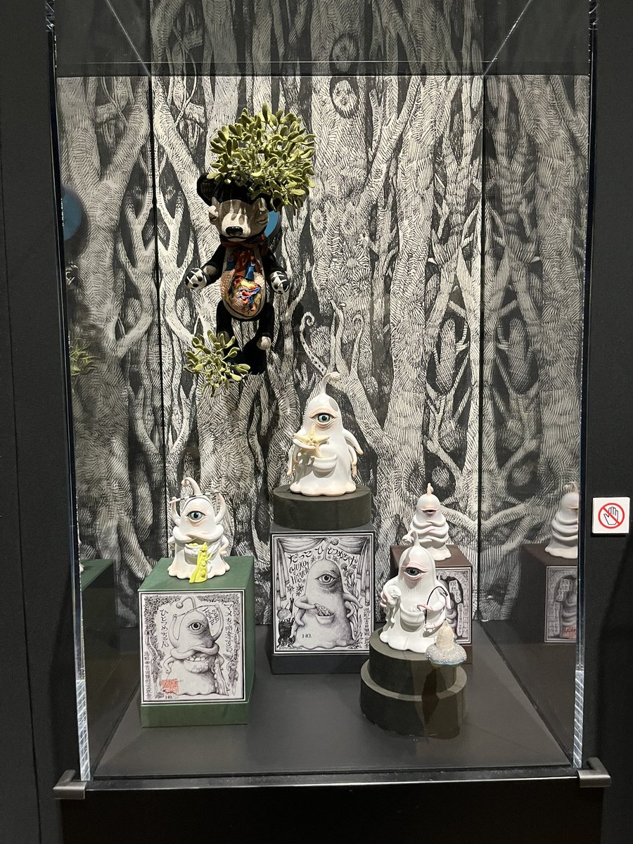 ヒグチユウコ展あまりの物量に目眩がしたしあまりの細かい描き込みにも眩暈がした。印刷に出ないよ!!というほっそーーい線でめちゃくちゃ精細に描かれててしかもメイキング見たらほぼ一発描きで。「格の違いを見せつけられたぜぇ〜脱帽ぅ〜最高ぅ〜」ってなって帰ってきました。ひとつめちゃん可愛い 