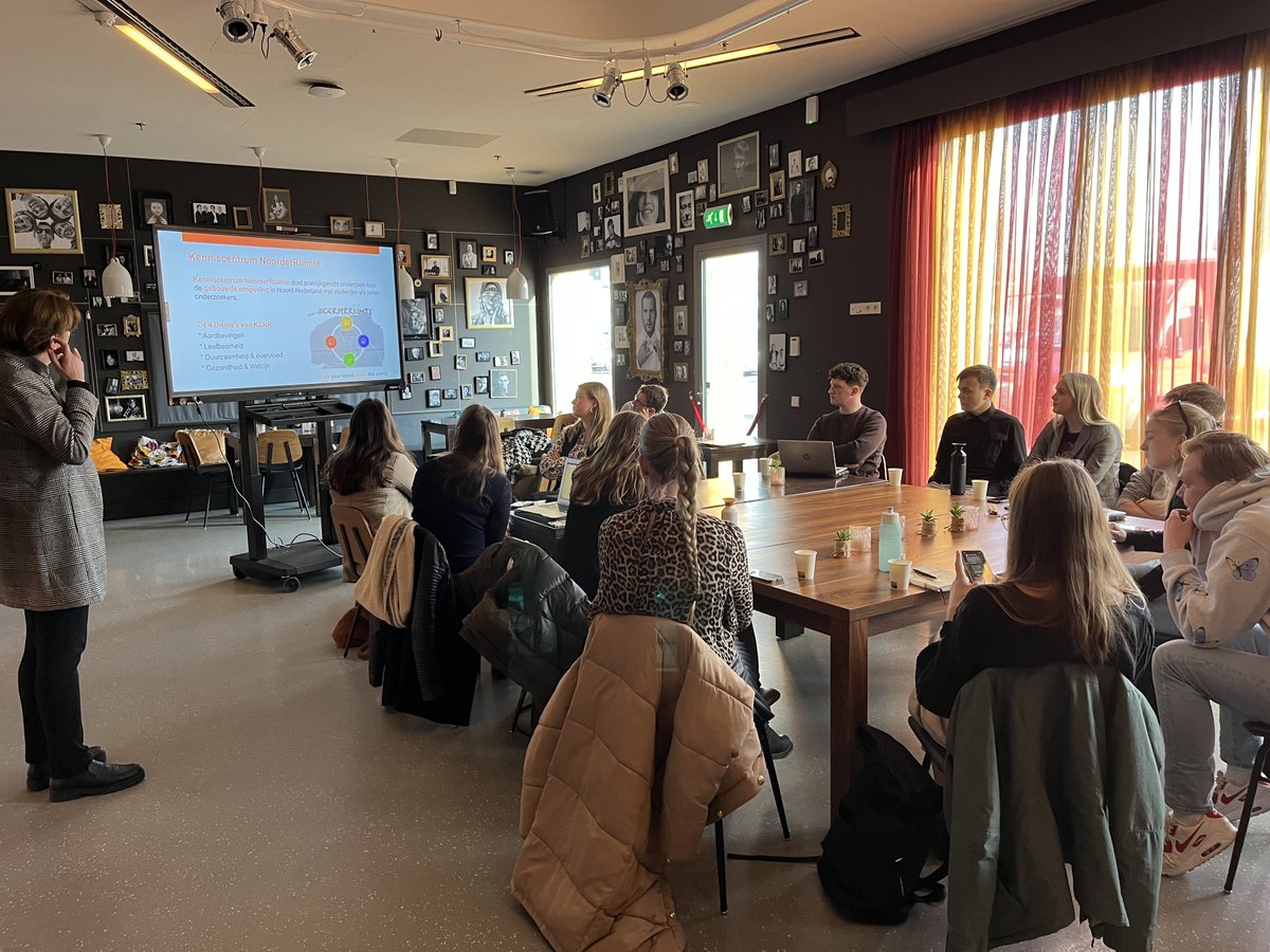 Sinds deze week is er weer een nieuwe lichting studenten gestart vanuit IWP EDRiT om onderzoek te doen naar de Leefbaarheid in de EDR! Afgelopen woensdag gaf lector Elles Bulder een college over het thema Leefbaarheid. <a href="/hanze/">Hanze</a> <a href="/Noorderruimte/">KC NoorderRuimte</a> @RegioDealOG
