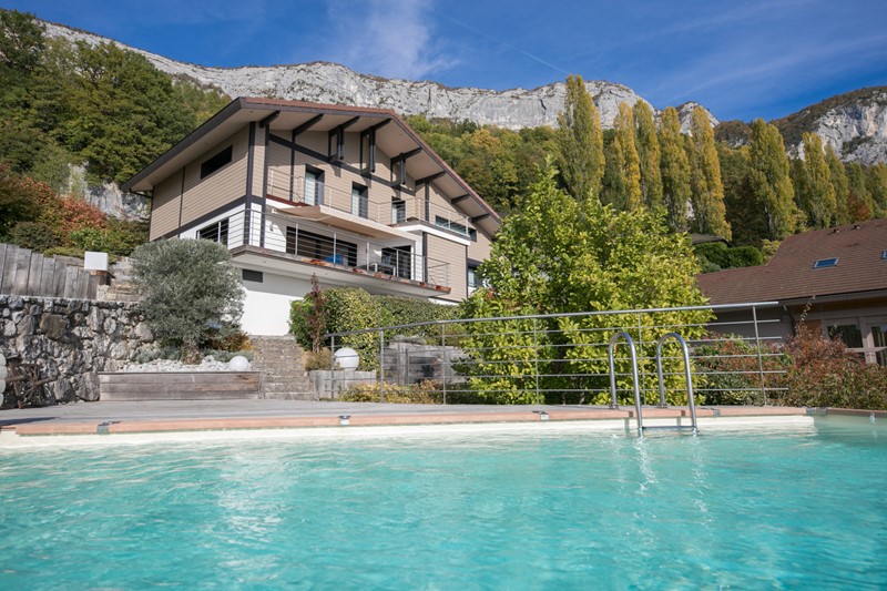 AnnecyAgency's tweet photo. Villa Love Annecy is a superb villa of high standing with exceptional views of Lake Annecy, for 11 people. 5 bedrooms + 1 studio. Villa Love Annecy has 5 bathrooms, heated pool and steam room. https://t.co/7VQKPzCPLI #lakeannecy #annecy #france #corporatetravel #annecyanimation https://t.co/yzdKgBdORb