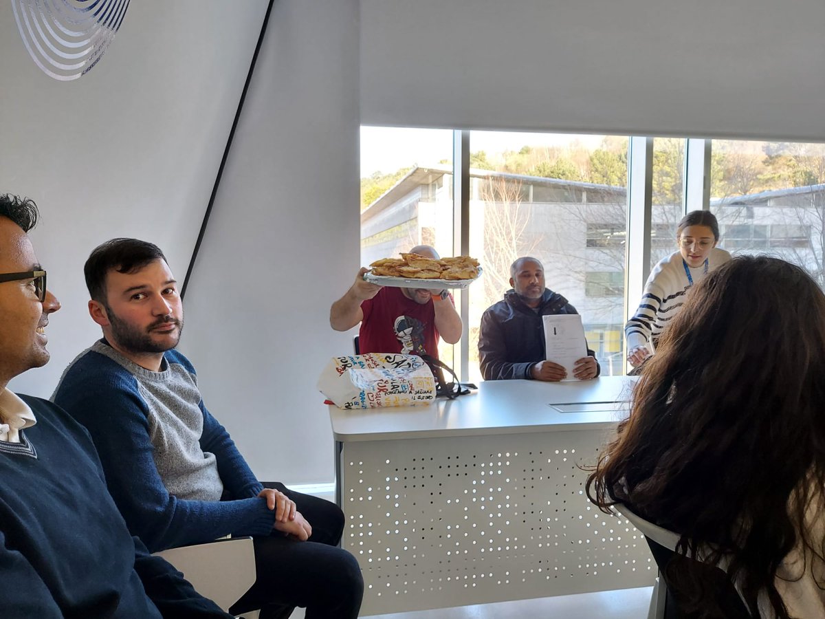 Carnival has arrived at FunNanoBio seminar's full of "Matrix" bacteria and typical sweets!!!!🥳🦠🧫👩‍🔬🧑‍🔬 #entroido #bacteria #Matrix #orellas