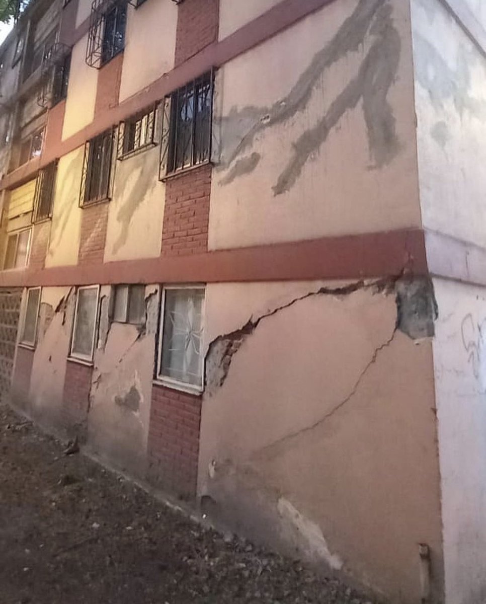 carlos_fern1's tweet photo. Pues le pedimos que recorra la unidad habitacional #pantaco por qué si colapsa, después no se diga que fue por causas extrañas. Recordará que personalmente le entregue en su mano las fotografías y los dictámenes de alto riesgo de colapso emitidos desde 2017 por el #ISC https://t.co/fokhIoA4Tr