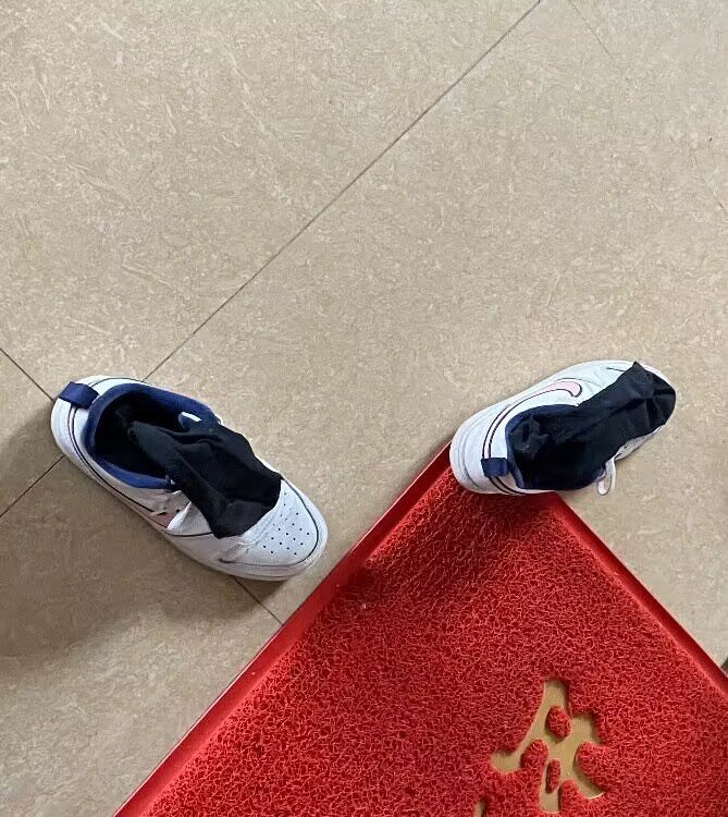 PixelLds's tweet photo. 跟扫了一位小女孩的的鞋子，才脱下的鞋子微微有点汗湿，袜子脚尖处夹着酸味。

#恋足 #扫楼 #原味 #原味棉袜 #原味鞋子 #恋足癖 #女孩美脚 #女孩鞋子 https://t.co/0k8h7nYjMl