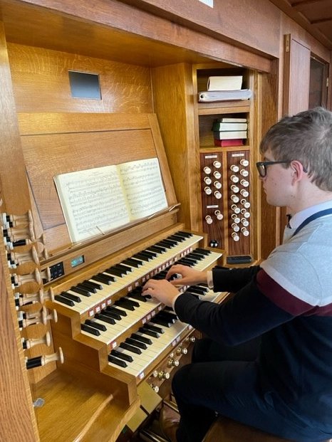 Are you a young organist looking for a position to develop your skills before or after university? 
We want someone willing to be immersed in the musical life of the Dean Close Schools and Tewkesbury Abbey. Apply for our Organ Scholarship now!
 deanclose.current-vacancies.com/Jobs/Advert/30…