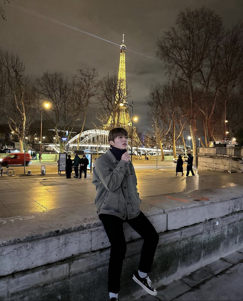 filmhanbin's tweet photo. POV: you’re on a late night and museum date with Hanbin in Paris https://t.co/GQUEBwJKFs