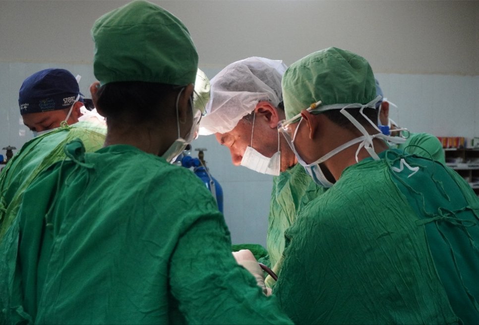 現場に着いて1時間後にすぐ手術室へ。本日は16歳の男の子の胸腔内にある腫瘍の摘出手術、無事に終わる。