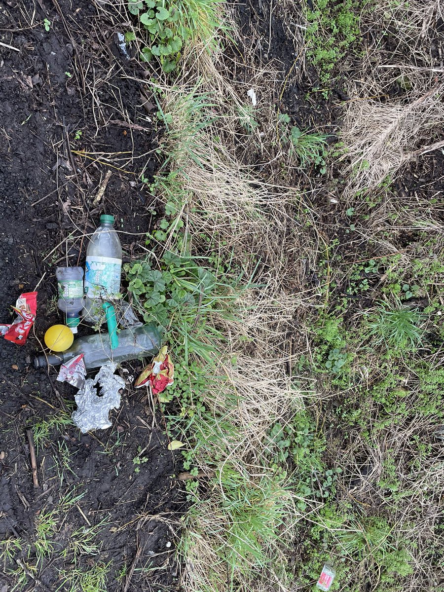 Clairie21's tweet photo. Tides in so did the next road #litter #litterpick @2minutehq #ramdomactsofkindness #doingourbit #bottles #can https://t.co/7WQyWzdVew