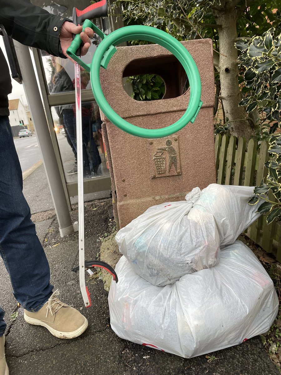 Clairie21's tweet photo. Tides in so did the next road #litter #litterpick @2minutehq #ramdomactsofkindness #doingourbit #bottles #can https://t.co/7WQyWzdVew