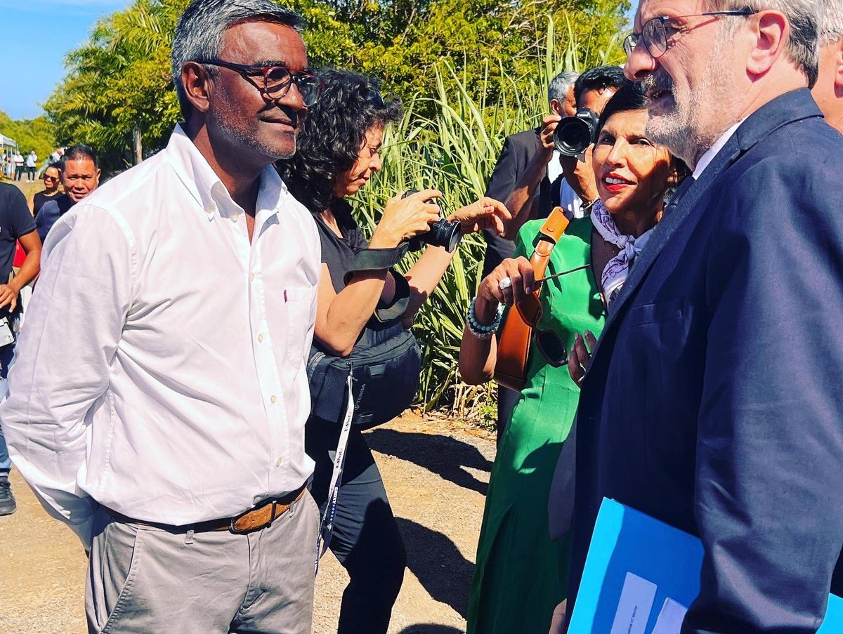 La Réunion 🇷🇪 | ~ Matinée verte 🌱 à Petite Île pour le ministre des Outre-mer, M. Jean François #CARENCO ~  Visite de l’exploitation #ARIFEL et présentation des #enjeux de la filière fruits et légumes
<a href="/gouvernementFR/">Gouvernement</a> @lesoutremer <a href="/UC_Senat/">Sénateurs Centristes</a>