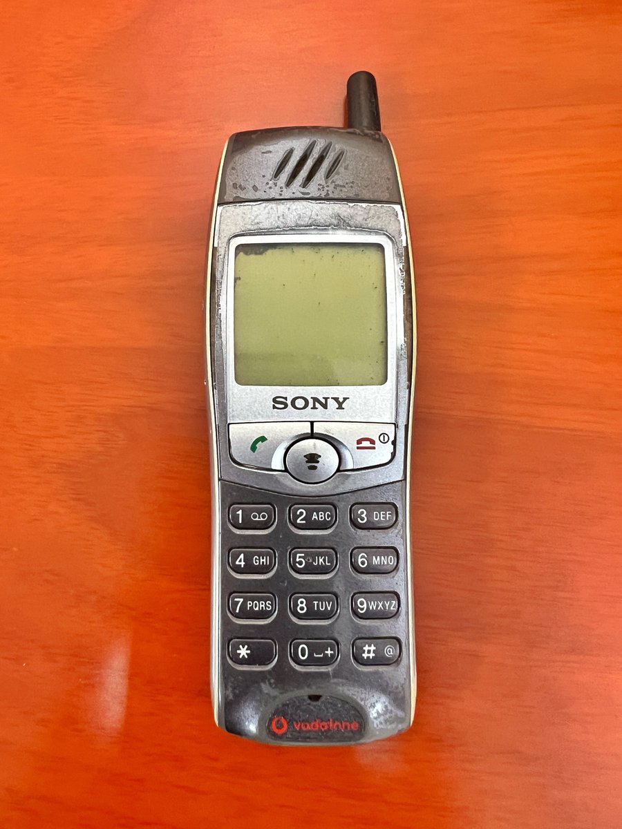 HumayoonAsad's tweet photo. #offbeat
This was my first mobile purchased for Rs.5400 in Gurgaon 2001
#Sony CMD J6 with WAP internet connectivity!
Some of its melodious ringtones still ring in my subconscious mind!
Became dysfunctional due to battery issue! Wish I cd get a battery!#nostalgia #myfirstmobile https://t.co/F1Xuxo3BXZ
