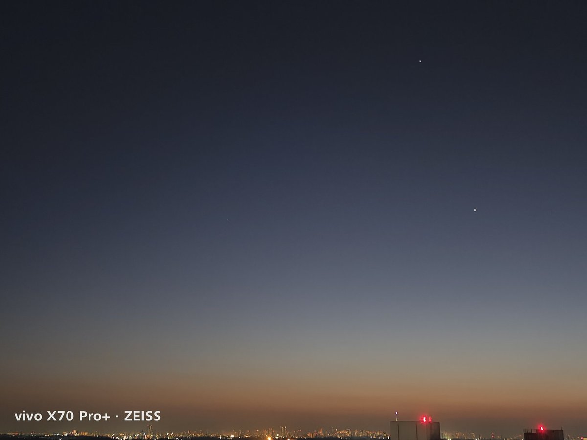 WerthLeon1's tweet photo. こんばんは。
薄明のグラデーションと２つの星(？)が美しい空でした。#x70pro+ https://t.co/RlWZDNp5VF