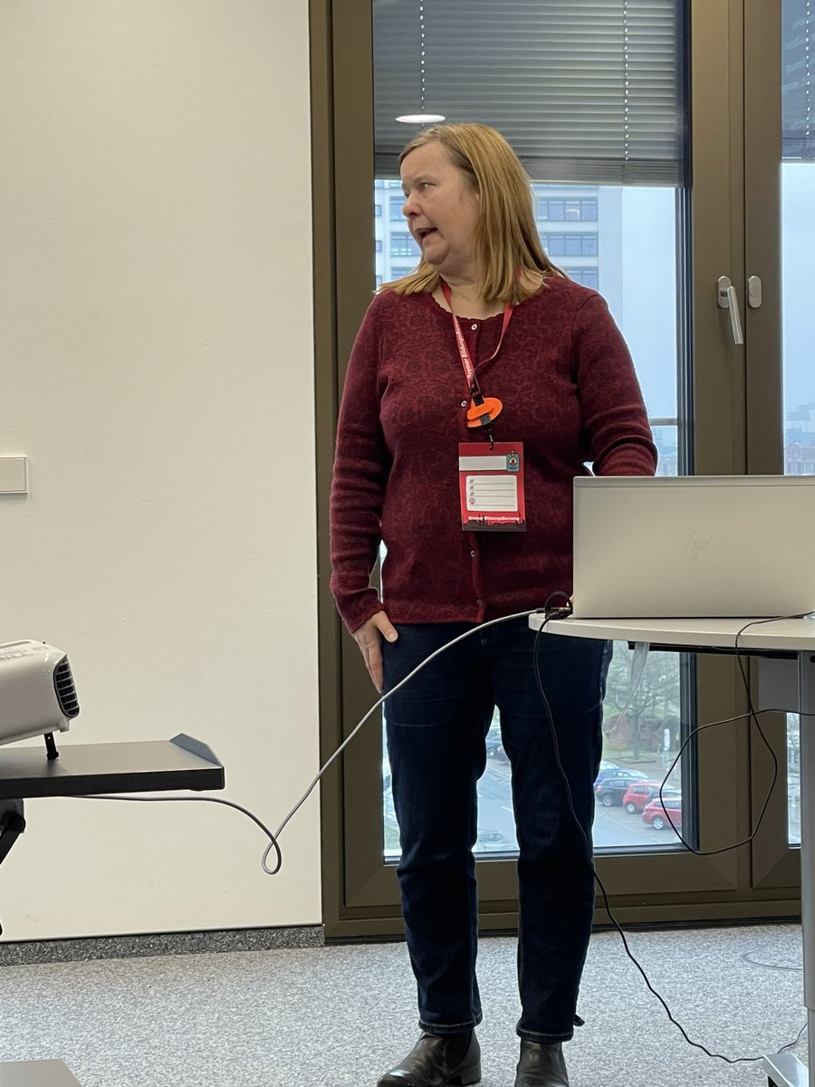 Erste Session auf Bremer Barcamp zu ChatGPT mit <a href="/alles_sophie/">Claudia Potthoff</a> Erste Aufregung in der Lehrer:innenschaft vorbei, jetzt bereits produktive Nutzung für Unterrichtsvorbereitung, Feedbackgenerierung, Multiple-Choice-Aufgaben… #bremen #bildung