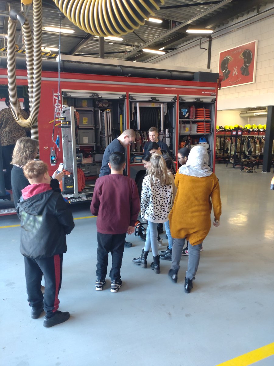 vonk_rene's tweet photo. Kids van Kindcentrum PWA Vld een voorlichting gegeven over brandgevaarlijke situaties in huis en de A-ploeg gaf een rondleiding&amp;uitleg van de Brandweerauto .
#wijkbrandweer #Vlaardingen #scholen  #brandveiligheid #veiligleven #Brandweer #voorlichting
@gemeente Vlaardingen https://t.co/rxhC6f8Qgm